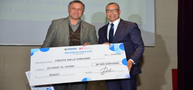 Achraf El Kasmi-Gagnant du premier prix dans la catégorie recherche appliquée représenté par son professeur encadrant