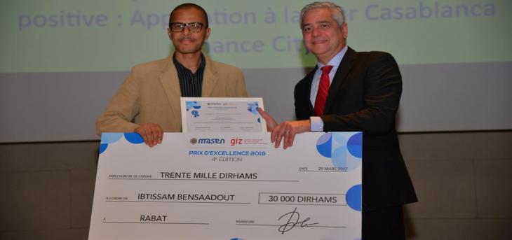 Ibtissam Bensaadout-Gagnante du premier prix de la catégorie Développement Durable représentée par son professeur encadrant